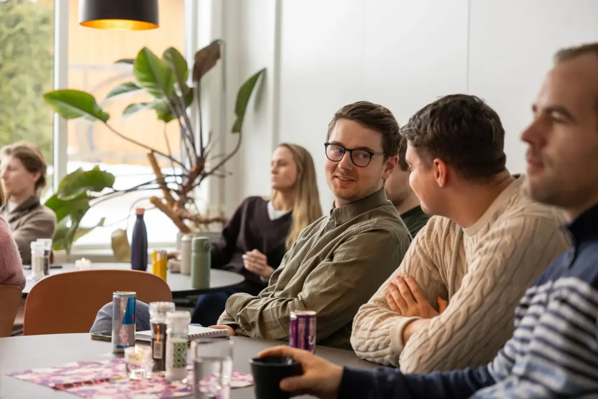 Kollegaer lytter under en samling